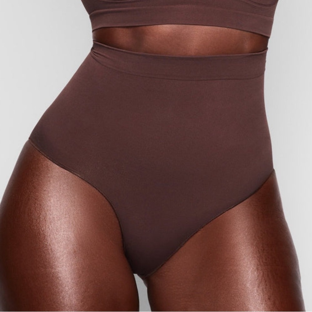 NWT Skims Seamless Sculpt Mid Waist Brief